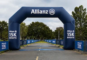 Arco de salida Allianz 15K Bogotá 2026 – Parque Predio Country Comodoro