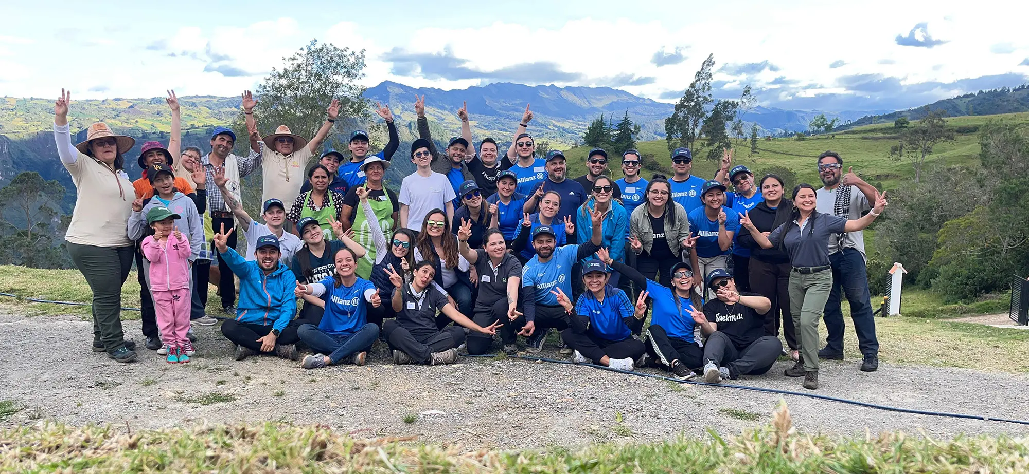 Corredores de la Allianz 15K Bogotá 2025 unidos por la causa social, promoviendo inclusión y bienestar en la ciudad